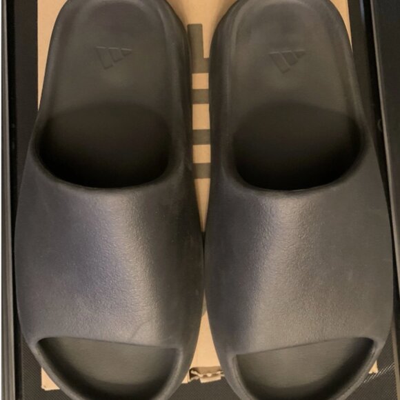 YEEZY SLIDE ADULT

Color: Dark Onyx 
Size: 9 - Picture 1 of 4